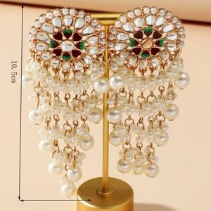 Pearl and rhinestones stud earring.
